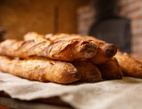 Begin je dag goed met verse croissants en broodjes